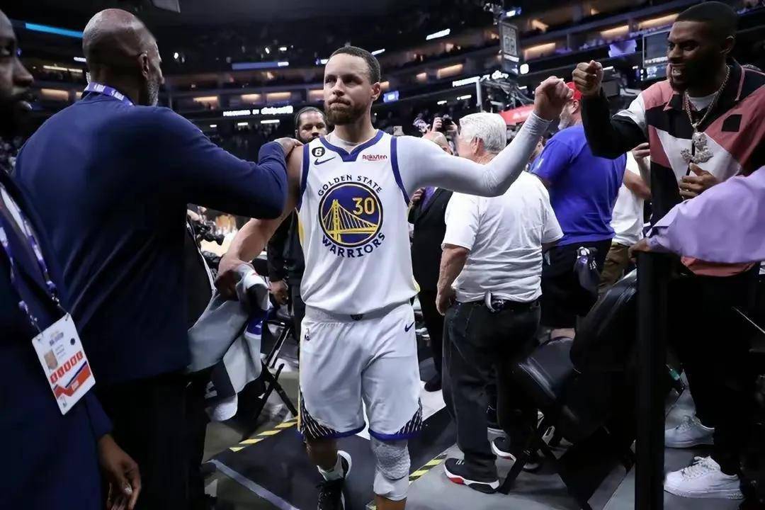 包含禁区之战：内线球员的拼抢精彩回顾的词条