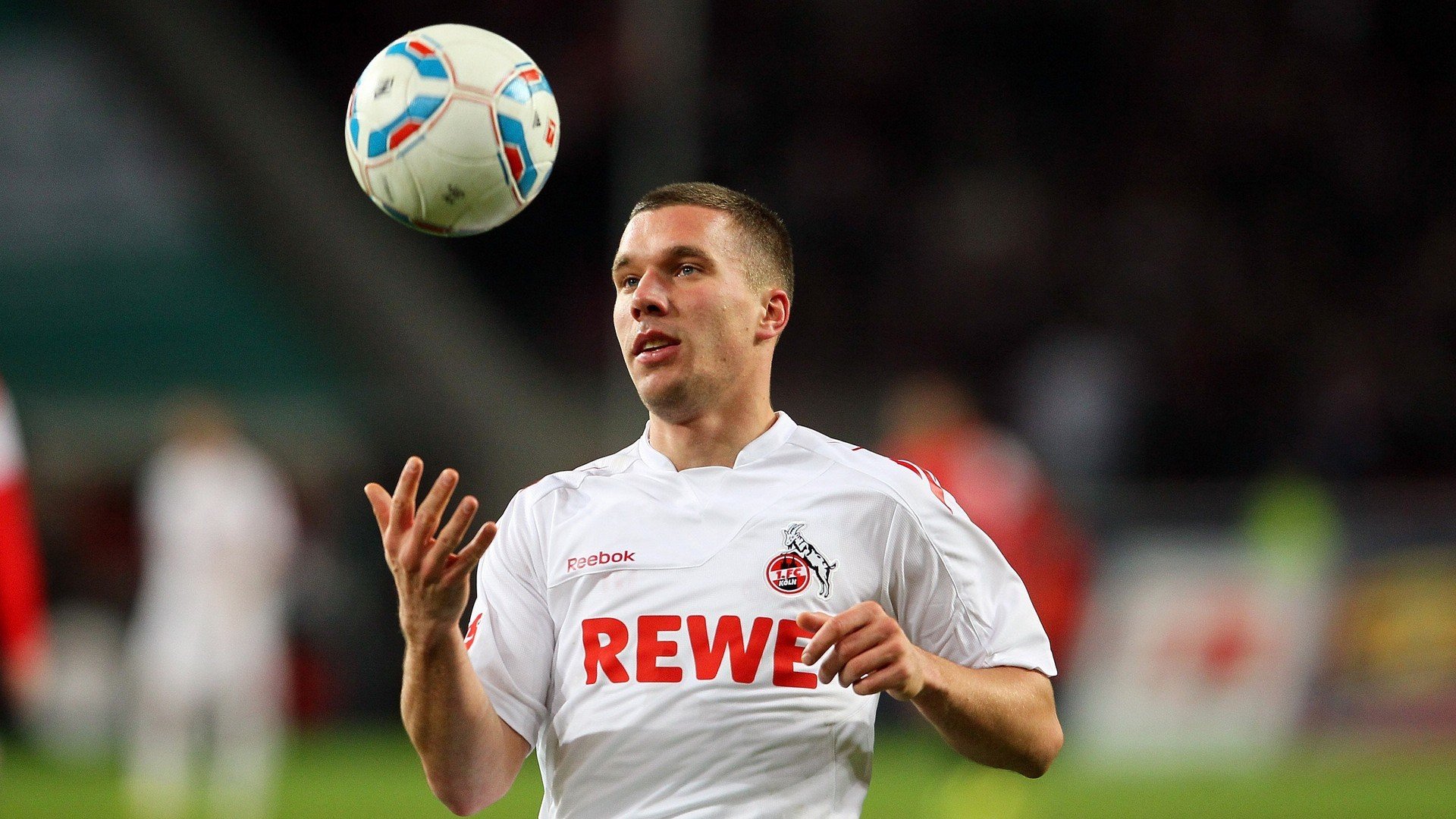 ac米兰官网-纽卡斯尔联主场0-2不敌阿斯顿维拉，争四形势严峻，纽卡斯尔联球场