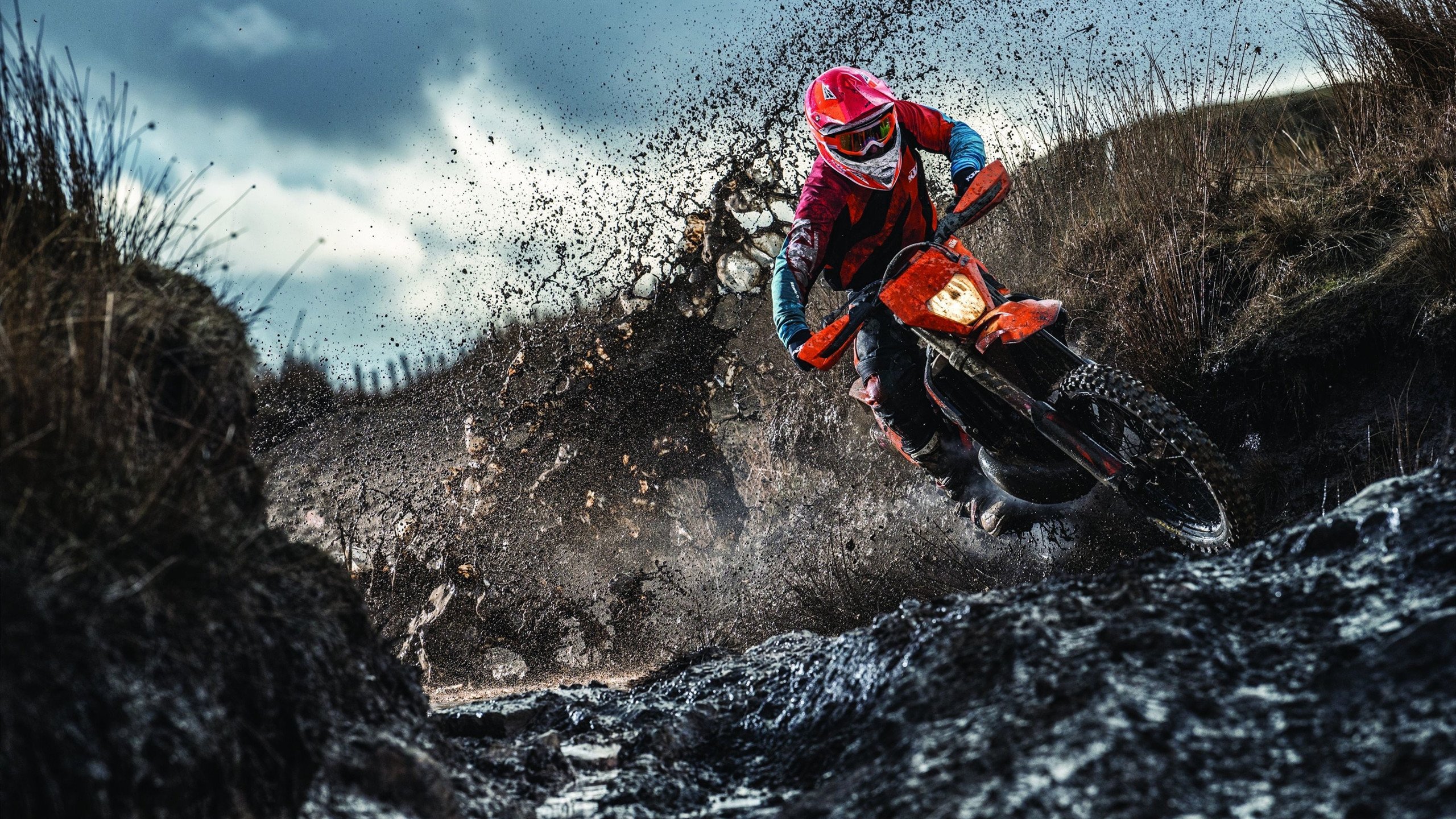 米兰体育平台-极地雪地摩托穿越，冰天雪地的极速冲刺，南极雪地摩托